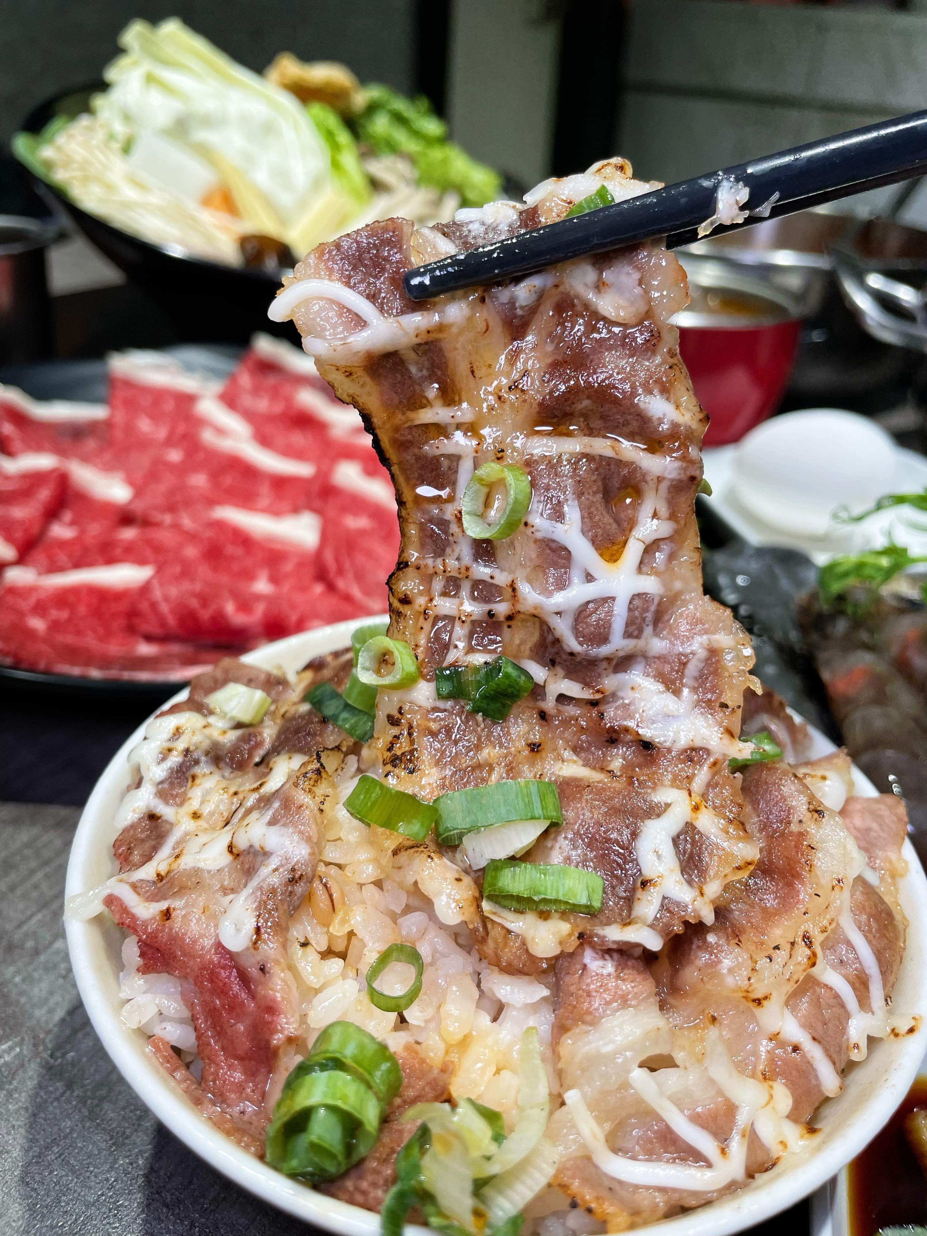 川魚堂特色主食烈火甜甜肉片飯 - 現點現炙燒香氣逼人，肉汁飽滿淋上獨門醬汁，中和宵夜火鍋必點附餐